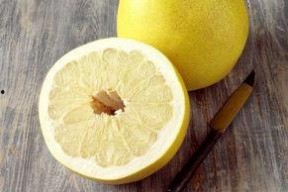 娱乐吃瓜酱剥柚子,美味与便捷并存